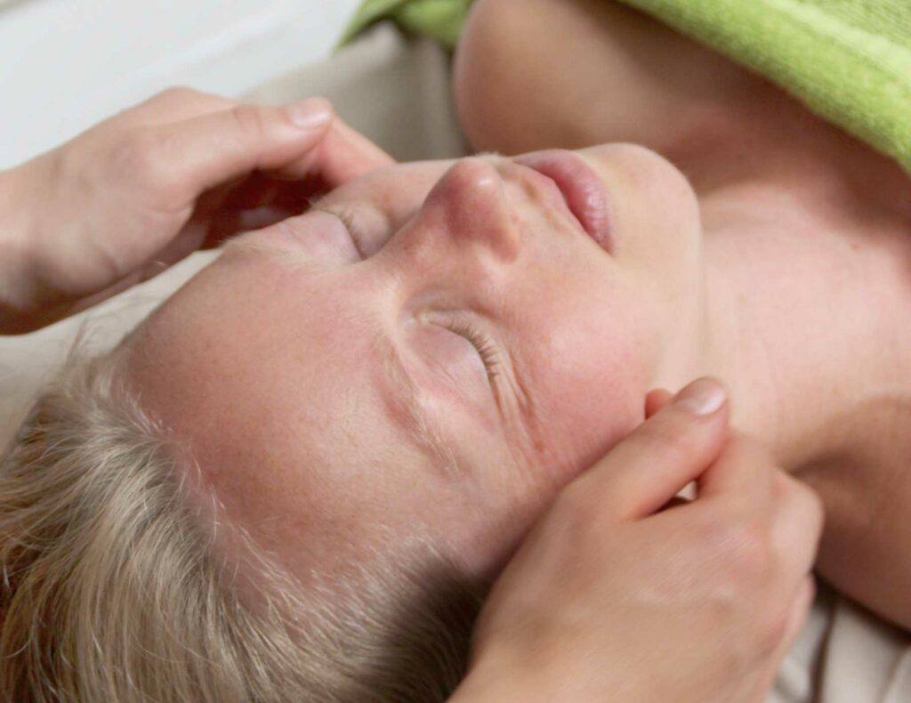 Hoofdmassage aan een vrouw